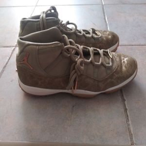 Jordan 11 Olive lux womens